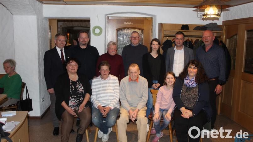 Ehrungen standen bei der CSU Ebnath an. Im Bild (sitzend, von links) Elisabeth Ritter, Beate Philipp, Günther Tretter, Pauline und Pamela Seeharsch sowie (stehend, von links) Kreisvorsitzender Tobias Reiß (links), Helmut Schenkl, Werner Bauer, Hans Enders, Anna Ritter, Bürgermeister Wolfgang Söllner und CSU-Vorsitzender Josef Söllner. Bild: CSU Ebnath/exb