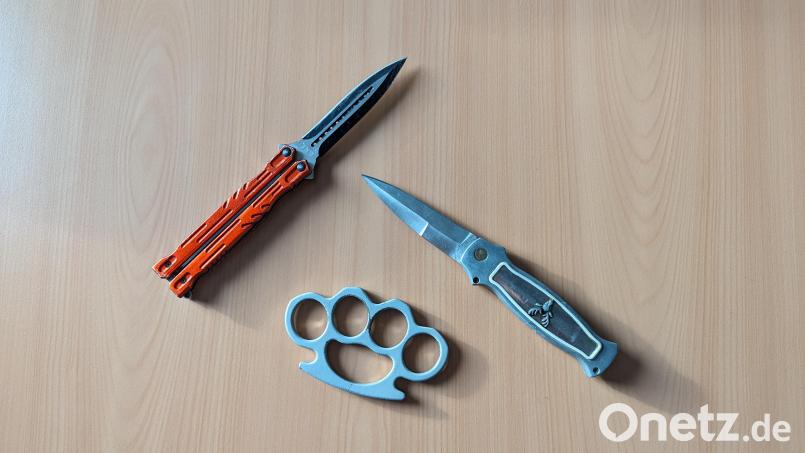 Bundespolizisten haben am Wochenende bei Kontrollen an der Grenze diese verbotenen Waffen konfisziert. Bild: Bundespolizei/exb
