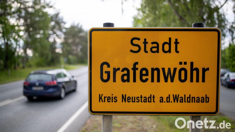 &quot;Stadt Grafenwöhr&quot; steht auf einem Ortsschild. Bild: Daniel Karmann/dpa/Archivbild