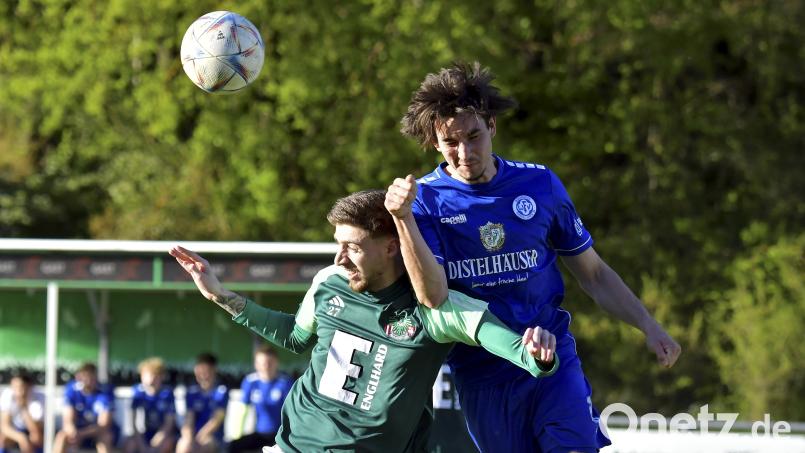 Rasantes Kopfballduell zwischen Leon Rukiqi (links) von der DJK Ammerthal und Nico Wagner (rechts) vom Würzburger FV. Rukiqi fällt wohl für den Rest der Saison aus. Bild: Hubert Ziegler