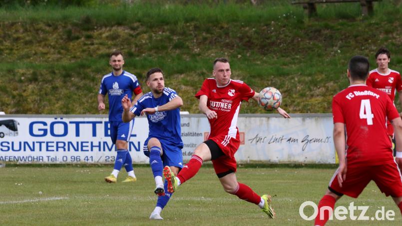 War es das bereits für den FC Dießfurt? Nach der 0:3-Heimniederlage gegen den TSV Eslarn haben die Rot-Weißen extrem schlechte Karten im Abstiegskampf der Kreisliga Nord. Auf dem Bild schießt der Eslarn Adam Like (links) auf das Dießfurter Tor. Bild: Dieter Jäschke