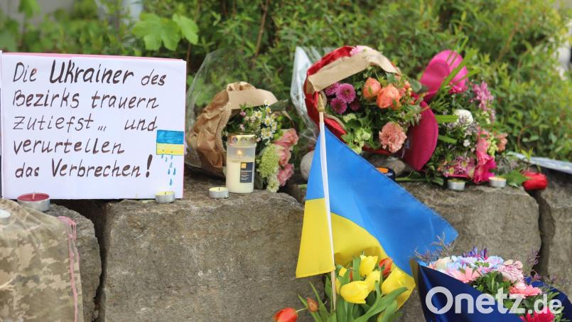 Am Gelände eines Einkaufszentrums, an dem am zwei Männer aus der Ukraine getötet worden sind, wurden Blumen niedergelegt. Bild: Constanze Wilz/dpa
