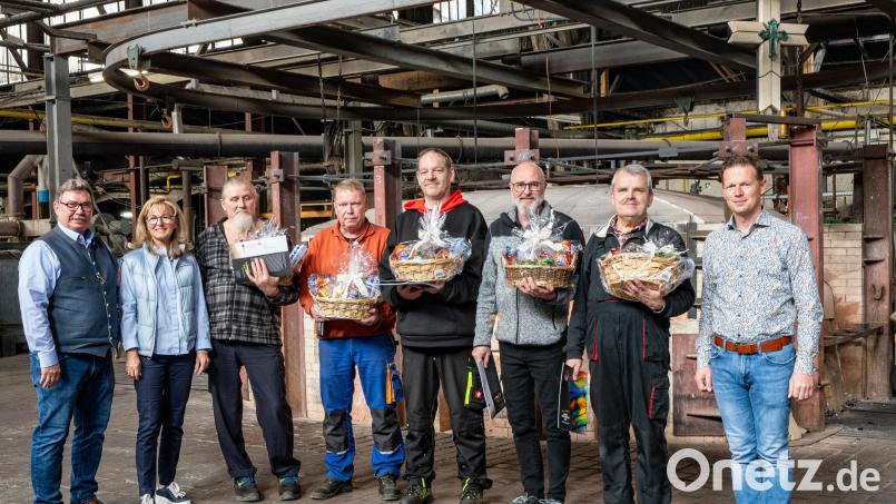 Eine Jubilarehrung gab es in der Glashütte Lamberts. Im Bild (von links) geschäftsführender Gesellschafter Rainer Schmitt, Cornelia Maurer, die geehrten Mitarbeiter Roland Joas, Markus Stark, Marcel Kempke, Robert Gruber und Roland Vogl sowie Geschäftsführer Christian Baierl. Bild: Robert Christ/exb