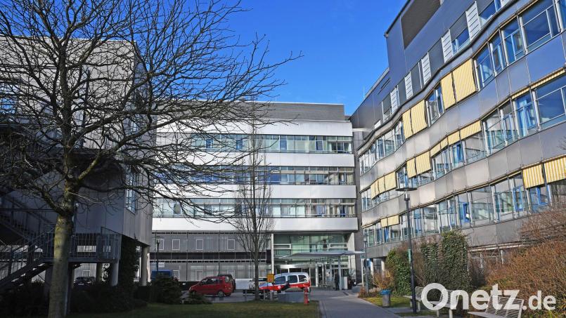 Das Klinikum Weiden und die anderen Häuser der Kliniken Nordoberpfalz AG sollen runter von den hohen Defiziten. Der Kreisausschuss billigt den Sanierungsplan, sieht aber keine andere Möglichkeit, als 2024 noch einmal fast acht Millionen Euro nachzuschießen. Bild: Gabi Schönberger