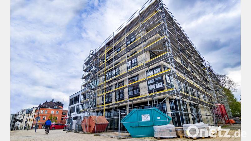 Aktuell noch von Gerüsten umgeben, soll hier im ersten Stock des Gebäudes am Stadtpark das neue Therapiezentrum entstehen. Bild: fph