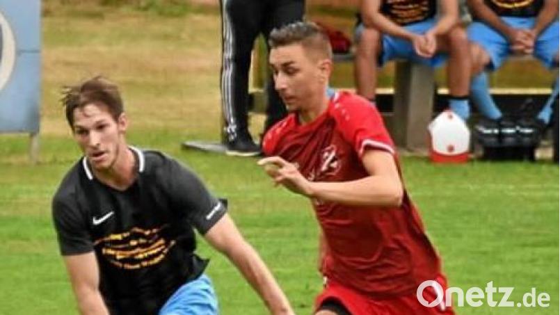 Torjäger Maximilian Kaufmann (rechts) ist einer von vielen Verletzten bei der DJK Irchenrieth. Der Kreisligist geht personell geschwächt in das Toto-Pokal-Endspiel gegen den SV Hahnbach. Bild: Rainer Rosenau