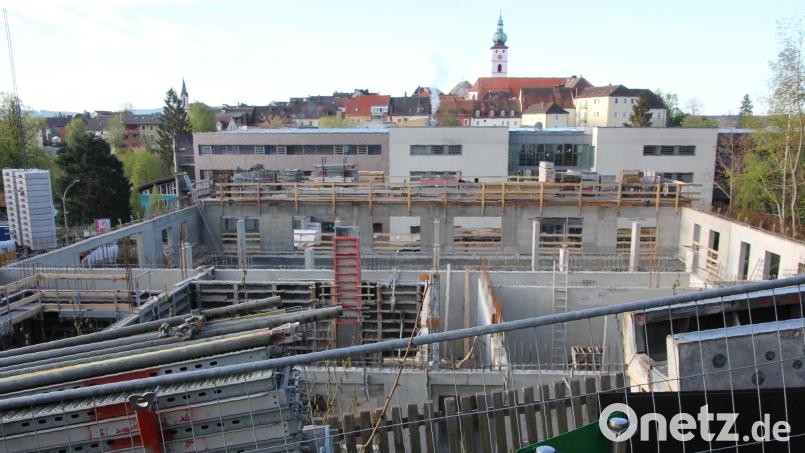 Der Neubau der Zweifachturnhalle an der Mittelschule schreitet voran, die Kosten dafür belaufen sich – über mehrere Jahre verteilt – auf rund 10,5 Millionen Euro. Bild: kro