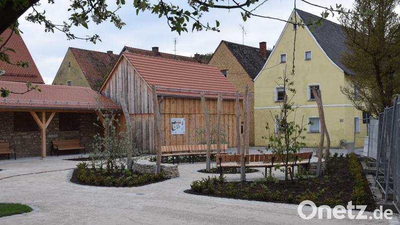 Der Hopfengarten und die Parkplatzanlage beim Probenheim der Blaskapelle St Ägidius im Umfeld des Schmidmühlener Hammerschlosses sind fertig. Am Tag der Europawahl am Sonntag, 9. Juni, soll eine Einweihungsfeier zusammen mit den Vereinen stattfinden. Bild: bö