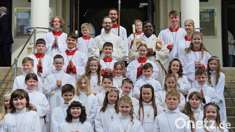Die Erstkommunionkinder auf den Stufen vor dem Portal der Pfarrkirche Herz Jesu. Bild: ric