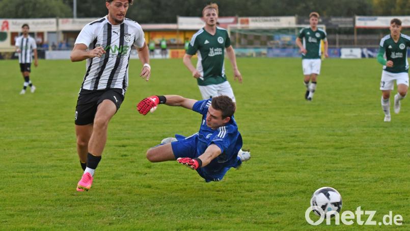 Der Mitterteicher Torwart Tim Lauterbach (blaues Trikot) fällt mit einem Syndesmosebandriss ein halbes Jahr aus. Archivbild: Gebert