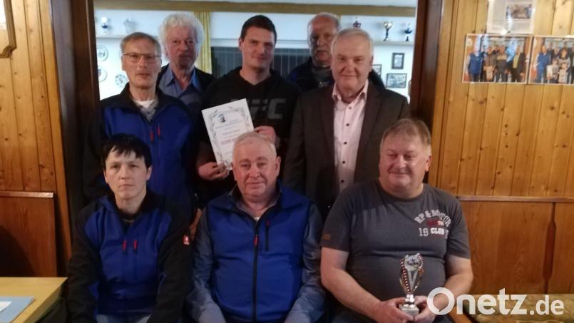 Von den Kleintierzüchtern um Vorsitzenden Helmut Kopp (vorne, Mitte) erhielten Manuel Glaser (hinten, Mitte) sowie Otto Hörl (vorne, rechts) für seinen Enkel Sebastian Söllner Auszeichnungen. Bild: Johannes Kreuzer/exb