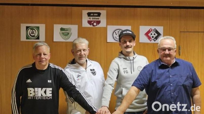 Die Vorsitzenden der vier Vereine der JFG Stiftland (von links): Roland Eckert (SV Mitterteich), Roland Zeitler (SV Pechbrunn), Florian Graf (VfB Arzberg), und Helmut Cieslik (FC Hohenberg-Schirnding). Bild: JFG Stiftland/exb