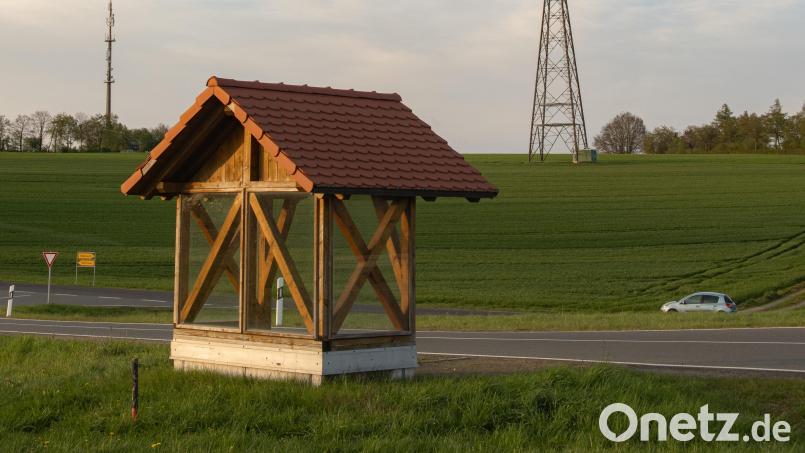Das Bushäuschen bei Schafhof ist für die Schulkinder aus der Wildenreuther Siedlung viel zu klein. Bild: lum