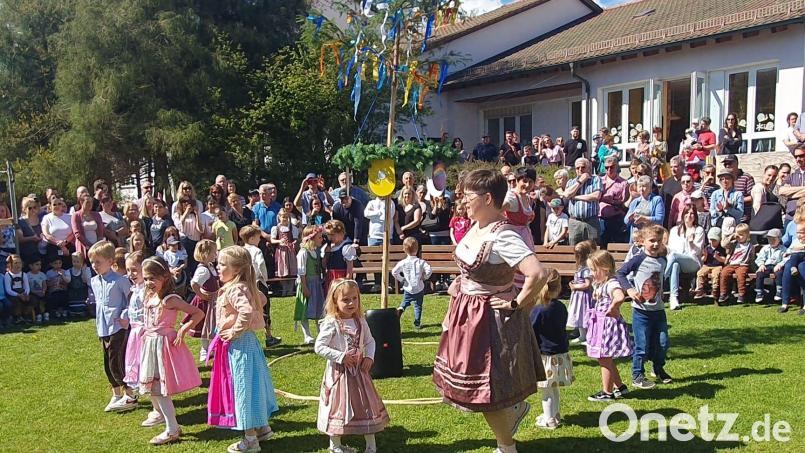 Die Kleinen des Kindergartens St. Martin tanzen fröhlich um den Maibaum. Bild: mas