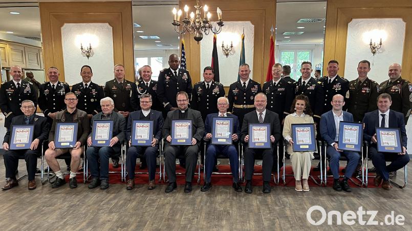 Zum Bild: 
Die US-Armee in Grafenwöhr zeichnet verdiente Persönlichkeiten mit dem „Good Neighbor Award“ aus (von links): Kenneth Aungst, Andreas Kredler, Josef Eierer, Karl-Hermann Schötz, Daniel Fenk, Klaus Huber, Dirk Antkowiak, Dorina Jechnerer, Markus Naser und Ewald Plössner. Bild: mor