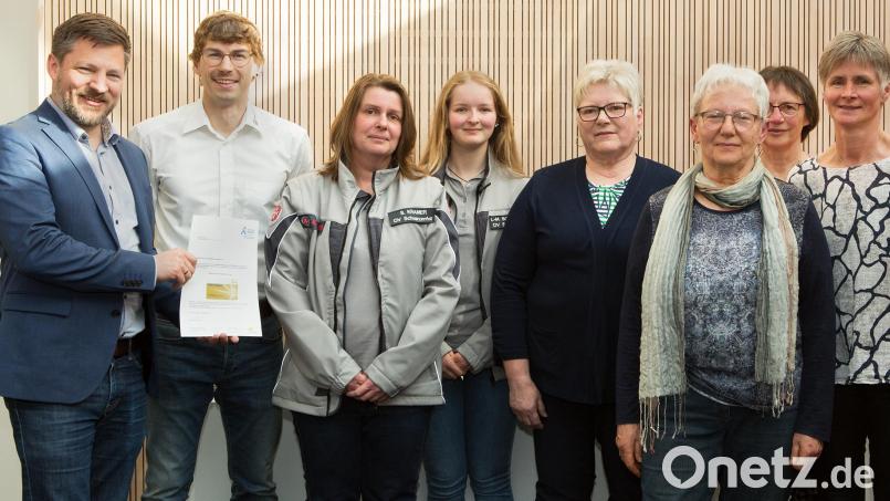Sie stehen für aufopferungsvolle Arbeit im Ehrenamt und wurden durch Bürgermeister Peter Neumeier (links) ausgezeichnet: Peter Grötsch, Simone Kramer, Bianca Schottenheim, Isabella Scheuerer, Angela Krüger, Sigrid Binder-Bauer und Manuela Irlbacher (von links). Bild: mab