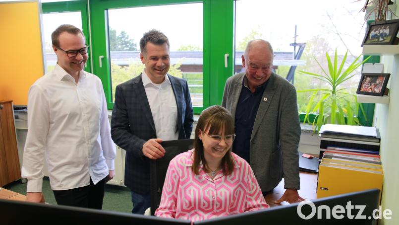 Die Gemeinde Kümmersbruck hat nun eine neue Homepage. Dazu kamen ins Rathaus Simon Kirchner (VALEO-IT), sowie die Verantwortlichen der Gemeinde Thomas Wiedenbauer und Anja Jäger. Bürgermeister Roland Strehl freut sich sehr über das Ergebnis. Foto (v.l.n.r.). Bild: egl