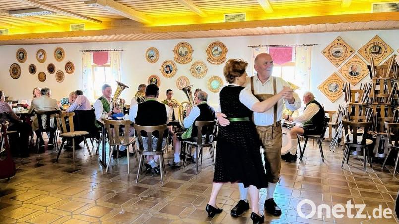 Karl Herrmann schwingt zu den Klängen der &quot;Schlossberger&quot; das Tanzbein. Bild: Familie Herrmann/exb