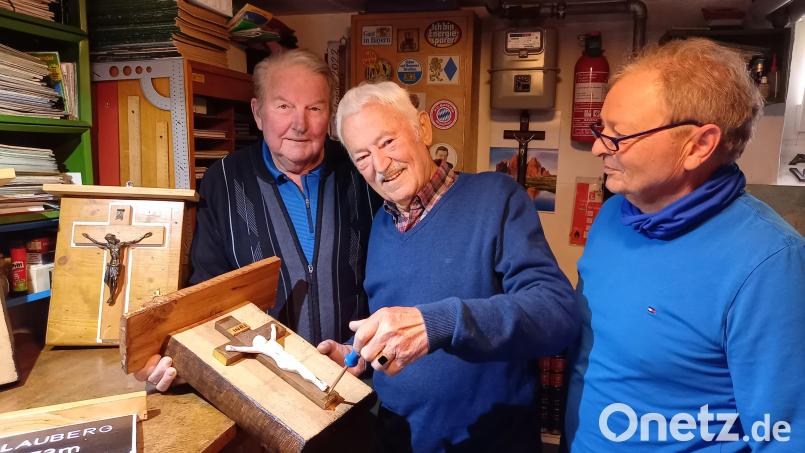 In der Werkstatt im Keller zieht Albert Wildenauer (Mitte) noch eine Schraube am Gipfelkreuz für den Blauberg fest. Freund Erwin Hartinger (links) hat für so manche Konstruktion ein Dach aus Metall beigesteuert. Die Geschichte hinter diesem Hobby beeindruckt auch Robert Reil (rechts) vom OWV-Hauptverein. Bild: bl