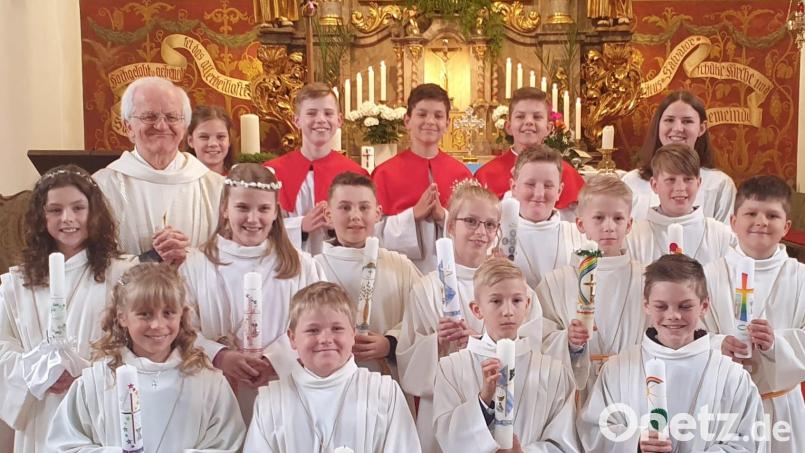 Stadtpfarrer Josef Häring und die Ministranten freuen sich mit den Kommunionkindern aus Störnstein. Bild: mas