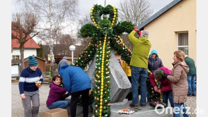 Eifrig waren die Helfer des Fichtelgebirgsvereins dabei, den Osterbrunnen zu schmücken.. Bild: Fichtelgebirgsverein Mehlmeisel/exb