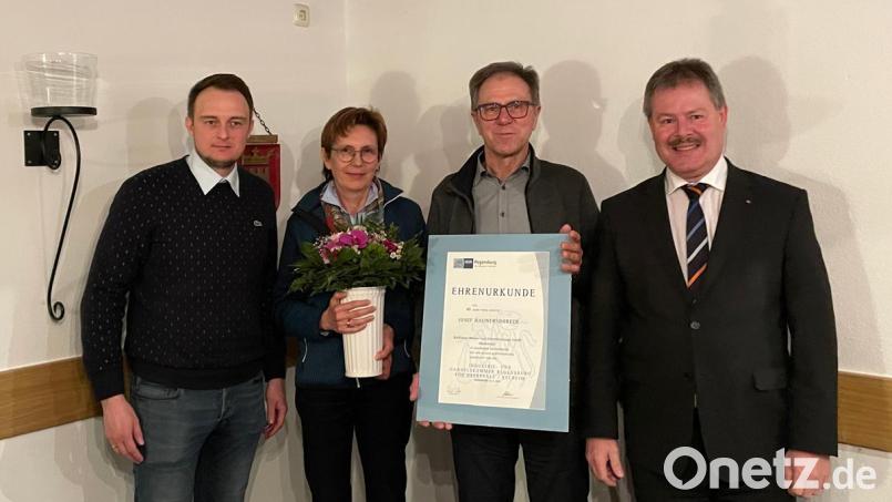 Vorstandssprecher Bernhard Werner (rechts) und der Geschäftsführer der Waren GmbH, Markus Schrott (links), würdigen die Verdienste von Josef Haunersdorfer. Mit im Bild seine Frau Gerlinde. Bild: Raiffeisen Waren GmbH