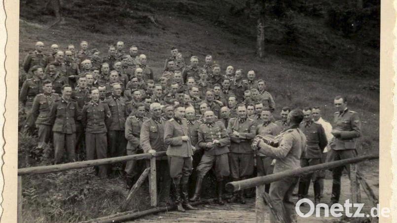 Das Foto eines Ausflugs von SS-Leuten aus Auschwitz zeigt Richard Baer in der ersten Reihe (Dritter von links, mit verschränkten Armen), links von ihm Rudolf Höß, sein Vorgänger als Lagerkommandant. Der Zweite von rechts neben Baer ist KZ-Arzt Josef Mengele. Bild: United States Holocaust Memorial Museum