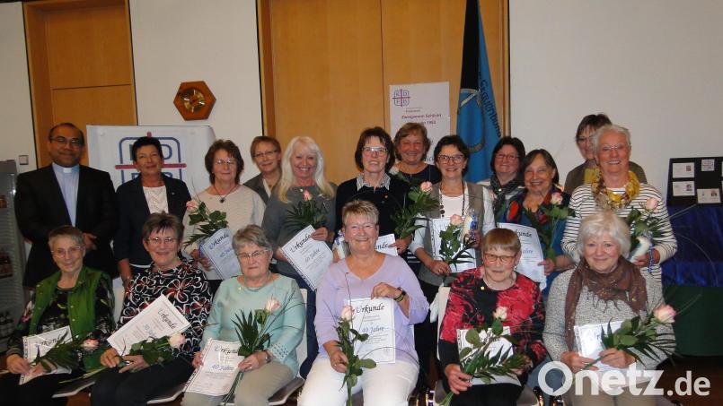 Langjährige Mitglieder zeichnet der Frauenbund Schlicht mit goldener Ehrennadel, Urkunde, Kerze und Rosen aus. Ihnen gratulieren (stehend, von links) Pater Jimmy Joseph, Maria Hefner und stellvertretende Diözesanvorsitzende Ilona Grabinger-Lache (Vierte von links). Bild: ct