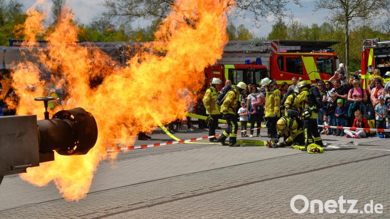 Die Feuerwehr zeigt, was sie kann, zum Beispiel beim simulierten Lösch-Einsatz mit dem &quot;Fire Trainer&quot; – das ist Tradition beim Wachfest FFW Amberg, diesmal am Sonntag, 5. Mai. Archivbild: Petra Hartl
