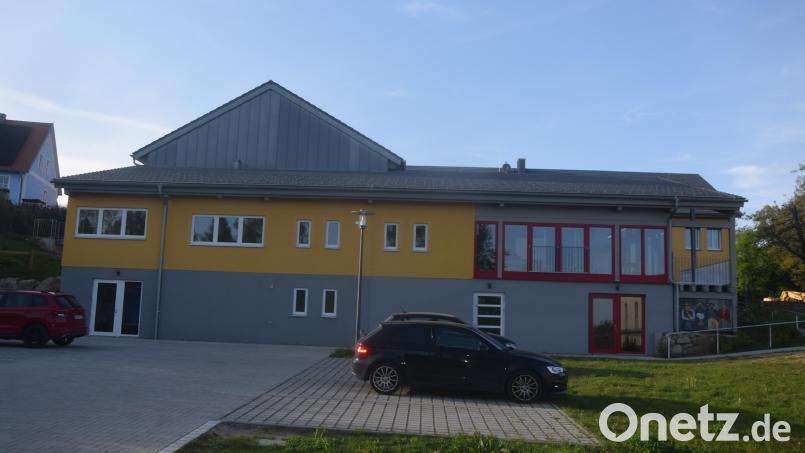 Im Gemeindezentrum an der Mehrzweckhalle mit dem &quot;Glashaus&quot; (Finsterfront rechts) können nun auch Trauungen stattfinden. Bild: fz