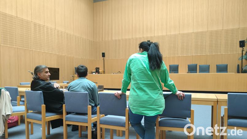 Der 20-jährige Angeklagte (Mitte) zusammen mit seinem Anwalt Serkan Gürses und seiner Dolmetscherin. Bild: ald