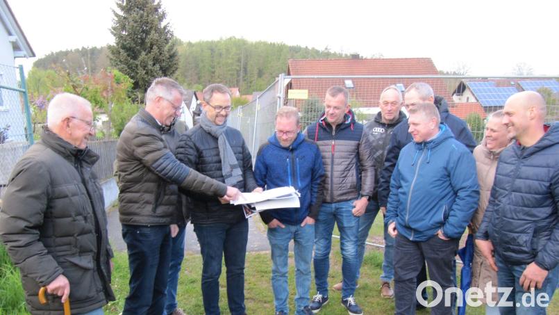 Bürgermeister Hermann Falk (Zweiter von links) erläutert den Ausschussmitgliedern die Erweiterung des Spielplatzes an der Lessingstraße. Wegen der nassen Witterung ist der neue Teil derzeit noch nicht für die Nutzung freigegeben. Bild: fg