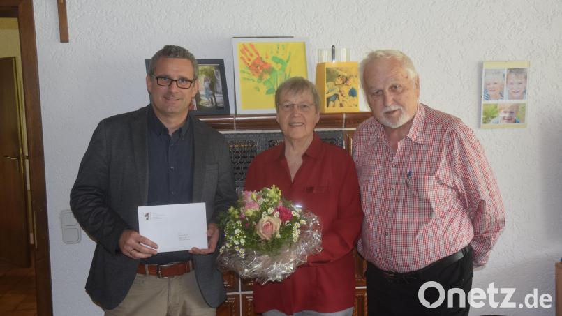 Dritter Bürgermeister Christian Schramek (links) übermittelt Waltraud Barth die Glückwünsche der Gemeinde zum 80. Geburtstag. Bild: fz