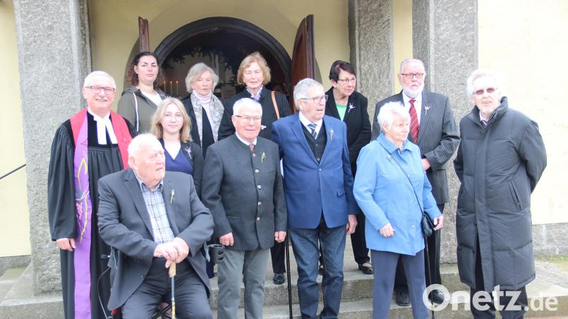 Bei der Jubelkonfirmation waren dabei: (hinten, von links) Sabine Küspert, Alma Pfletscher, Lotte Darr, Sigrid Knopf, Helmut Kluwe sowie (vorne, von links) Pfarrer Silfredo Dalferth, Manfred Wohlrab, Rebecca Villwock, Hermann Pöhlmann, Karl Schübel, Gertraud Neumann und Werner Schübel. Bild: Isgard Forschepiepe/exb