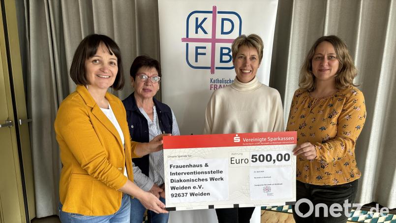 Über die Spende des Neustädter Frauenbundes an das Weidener Frauenhaus freuen sich: Enikö Nagy, Marianne Lebegern, Steffi Hetz sowie Doris Enzmann. Bild: krb