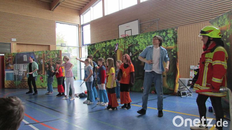 Im Theaterstück &quot;Marco und das Feuer&quot; zeigen eine Schauspielerin und ihre zwei Kollegen spielerisch, welche Gefahren Feuer hat und wie man es löschen kann. Bild: sei