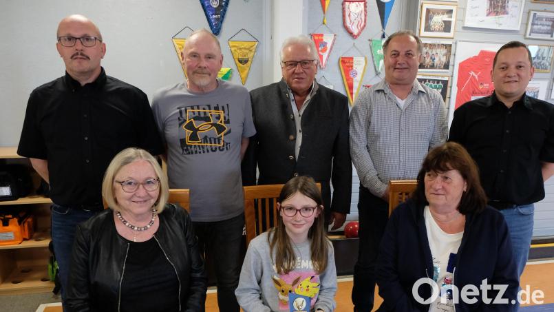 Vorsitzender Andreas Stahl (rechts) zeichnet Mitglieder für ihre Treue zum Sportkegelclub Floß aus. Bild: le