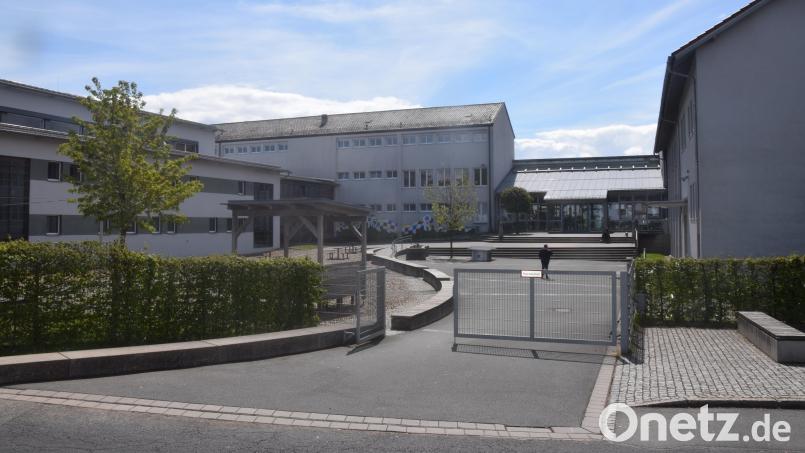 Die Josef-Faltenbacher-Schule in Pirk. Ab dem neuen Schuljahr soll hier eine Stelle für einen Sozialarbeiter eingerichtet werden. Bild: fz