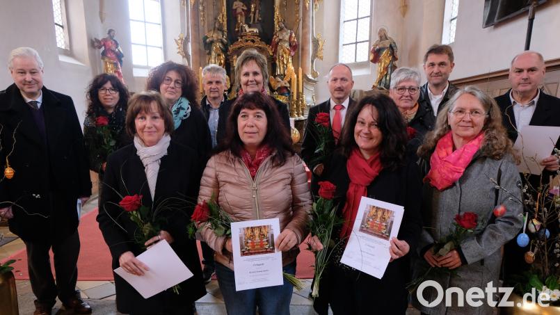 Die Chorgemeinschaft Arche Musica ehrt ihre langjährigen Mitglieder mit Urkunden und Präsenten. Bild: Fred Lehner/exb