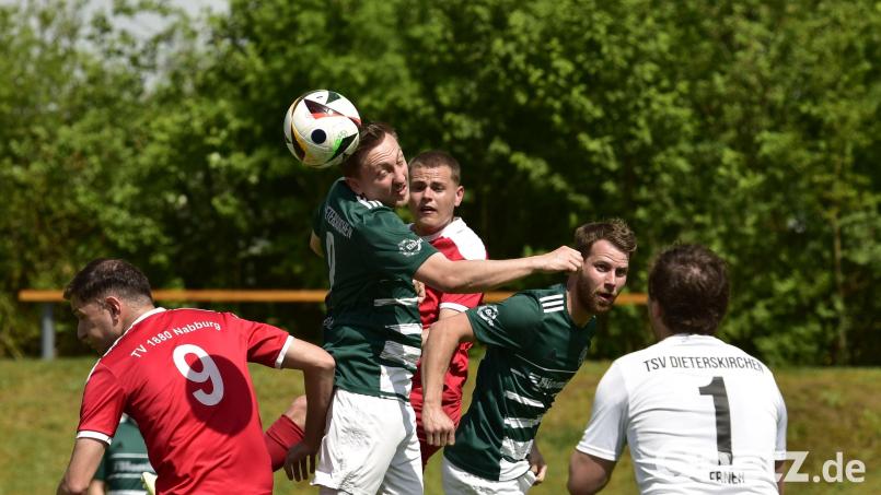 Der Dieterskirchener Torwart Thomas Ebner (rechts) verlor mit seinem Team beim TV Nabburg mit 0:3. Bild: ham