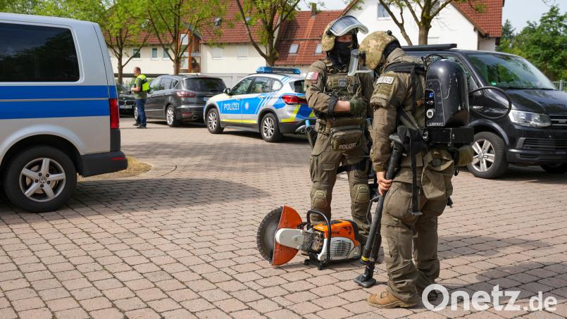 Gefängnistüren sind etwas dicker. Deshalb rücken Spezialeinsatzkräfte mit einer großen Kreissäge an. Bild: scm