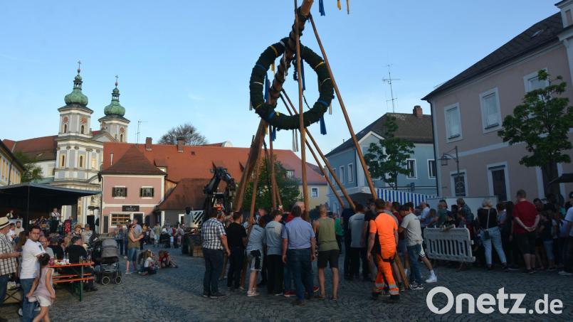 Etwa 25 Bürger, darunter vier Kassecker-Azubis, hieven den Maibaum in die Höhe. Bild: jr