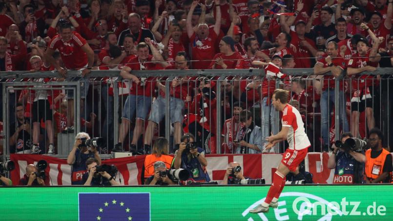 Die Bayernfans feiern mit Harry Kane dessen Tor zum 2:1. Bild: Matthias Balk/dpa