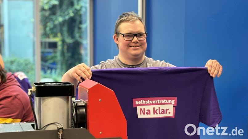 Michael Frunke von den Jura-Werkstätten unterstützt seine Kollegen aus der Selbstvertretung bei den Vorbereitungen für den Protesttag. Bild: Mariella Kramer/exb