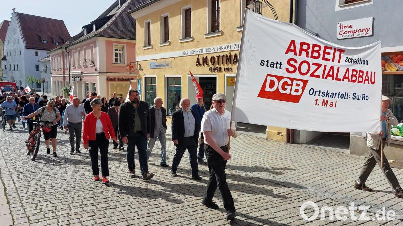 Vom Sparkassenplatz zum Rathaus marschierten die Teilnehmer der Sulzbach-Rosenberger Maikundgebung. Bild: mfh