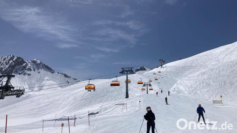 Skifahrer fahren neben einem Lift die Piste hinunter. Bild: Sabine Dobel/dpa