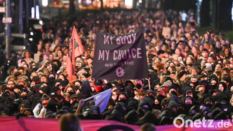 Bei der queer-feministischen Demonstration „Take back the night“ zogen nach Polizeiangaben etwa 2800 Menschen durch Berlin-Friedrichshain. Bild: Sebastian Christoph Gollnow/dpa