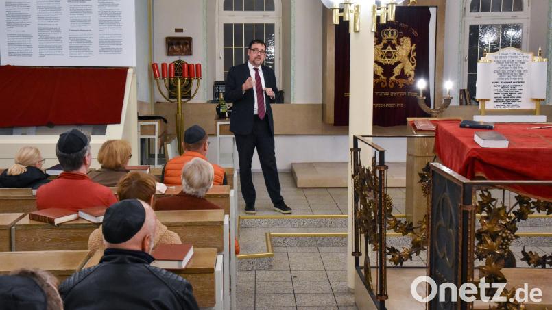 Bei der &quot;Nacht der offenen Gotteshäuser&quot; in Amberg beantwortete Elias Josef Dray bei einer Synagogenführung die Fragen der Zuhörer. Archivbild: Stephan Huber