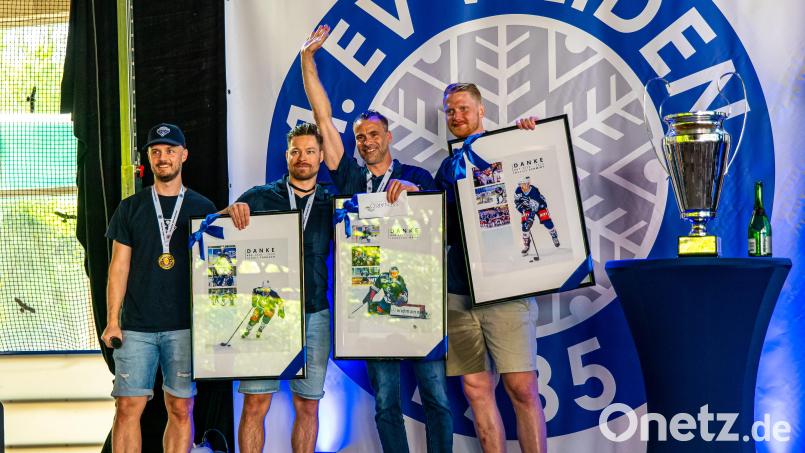 Unter der Moderation von Stefan Nörl (von links) wurden Kapitän Dennis Thielsch, Jaroslav Hübl sowie Marius Schmidt in den Eishockey-Ruhestand verabschiedet. Bild: Elke Englmaier