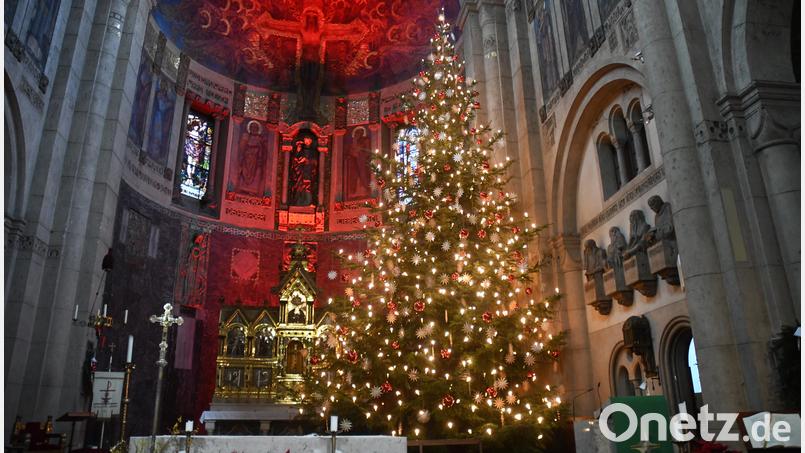 Damit die Kirchen – wie hier St. Josef in Weiden – so weihnachtlich erstrahlen können, muss viel vorbereitet werden. Archivbild: Gabi Schönberger